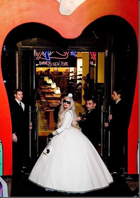 lady-gaga2011-11-22_07-33-35cuts-ribbon-at-barneys-520x780