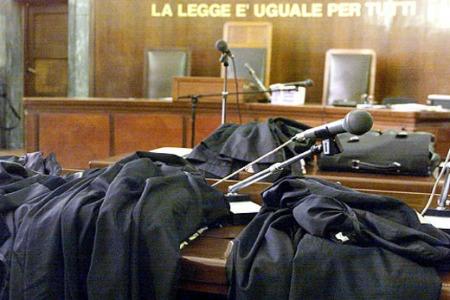 tribunale Condannati per stupro, parenti devastano tribunale 