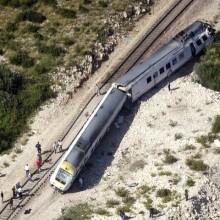 Catanzaro, deraglia un treno passeggeri e crolla un ponte