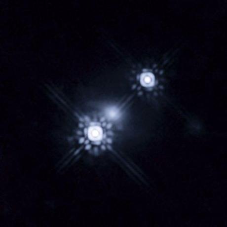 Un quasar usato come lente gravitazionale