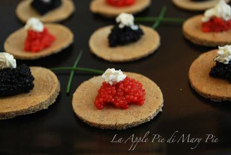 Blinis integrali alla birra con uova di lompo (E. Knam)