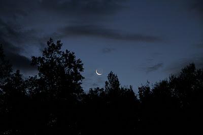 una sottile lama di luna all'alba