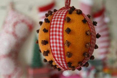 Palle di Natale con arance e chiodi di garofano