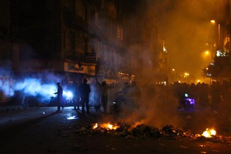 Un'altra notte di scontri in piazza Tahrir. I manifestanti non credono alle promesse dell'esercito