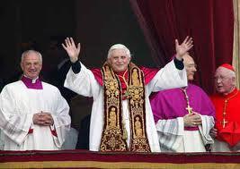 Ratzinger è invecchiato, dal 2008 ad oggi ha perso la memoria, si ricorda di Cristo perchè ha la croce ed il badge. Violenza a Roma, visibile nel 2008 ed invisibile nel 2011.