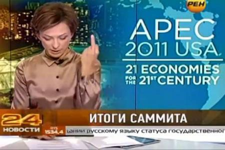 ditomedio Russia, giornalista mostra dito medio contro Obama 