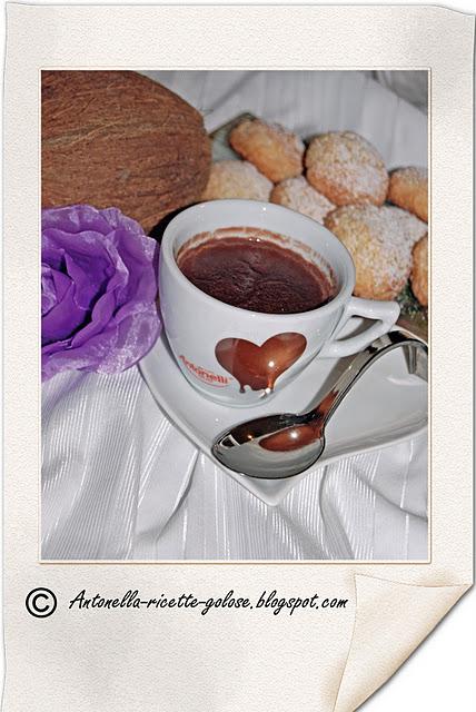 “Cioccolata Antonelli, e biscotti al meraviglioso gusto di cocco”.