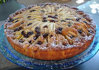 Torta 4 quarti alla cannella con mele e uvetta.