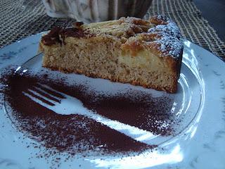 Torta 4 quarti alla cannella con mele e uvetta.