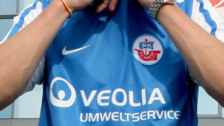 Calcio, Germania: piovono banane dagli spalti e il jersey sponsor dell’Hansa di Rostock se ne va