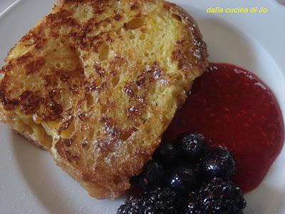 Colomba-perdu con coulis di lamponi e frutti rossi