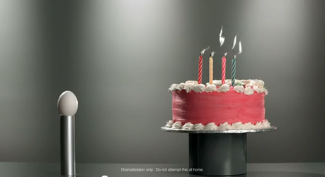 Motorola RAZR Sottile ed affilato, adatto a tagliare le torte, ma a suo modo! [spot]