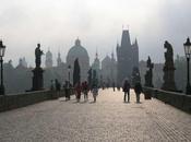 fotografare ponte precipita. Muore italiano Praga