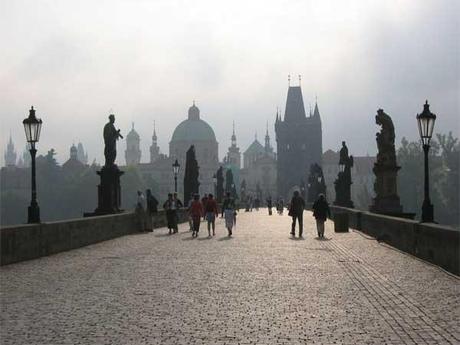Si fa fotografare su un ponte e precipita. Muore un italiano a Praga