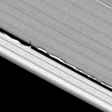 L’influenza dei satelliti di Saturno sui suoi anelli