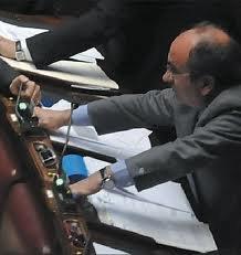 I segreti della casta di Montecitorio: E' finita la pacchia: tribunale pignora beni e indennità parlamentare di Scilipoti I segreti della casta di Montecitorio: E' finita la pacchia: tribunale pignora beni e indennità parlamentare di Scilipoti