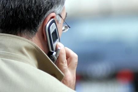 cellulare al telefono 450x300 Cambiare operatore in un Giorno, finalmente possibile