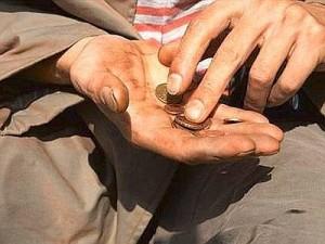 elemosina povertà povero accattonaggio monete mani