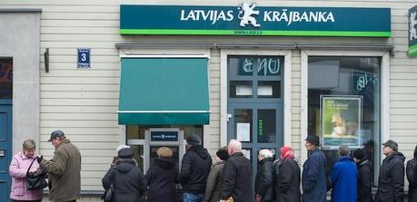 LETTONIA: Tutti in fila davanti alle banche, un regalino made in Russia