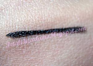 Acquisti e recensioni: Essence Black mania carbon black gloss eye pencil e Portafoto by Oviesse