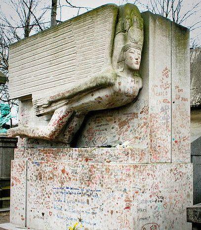 I baci pericolosi sulla tomba di Oscar Wilde