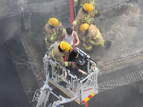 Brucia un famoso mercato di Hong Kong: nove morti