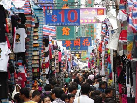 Brucia un famoso mercato di Hong Kong: nove morti