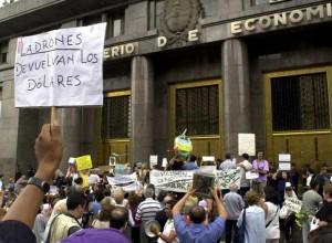 A dieci anni dal corralito: quando l’Argentina si svegliò in bancarotta