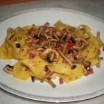 Le pappardelle con piopparelli, pancetta e pomodorini