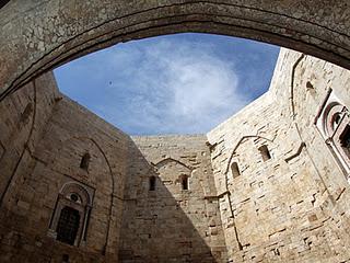 Il cielo sopra il castello dei Misteri. Castel del Monte.