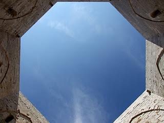 Il cielo sopra il castello dei Misteri. Castel del Monte.