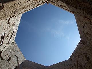 Il cielo sopra il castello dei Misteri. Castel del Monte.