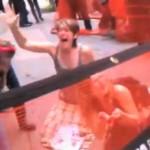 Due donne spruzzate con spray al peperoncino urlano
