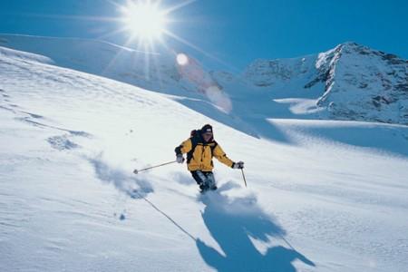 sciare sci neve sciatore 450x300 Week End in montagna, ma non c’è neve