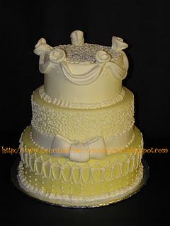 Wedding cake in giallo