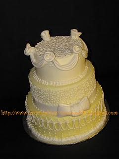 Wedding cake in giallo