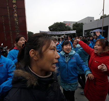 FOTO DEL GIORNO 2 DICEMBRE 2011 : SCIOPERO DEGLI OPERAI IN CINA CONTRO LO SPOSTAMENTO DELLA FABBRICA