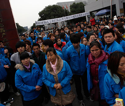 FOTO DEL GIORNO 2 DICEMBRE 2011 : SCIOPERO DEGLI OPERAI IN CINA CONTRO LO SPOSTAMENTO DELLA FABBRICA