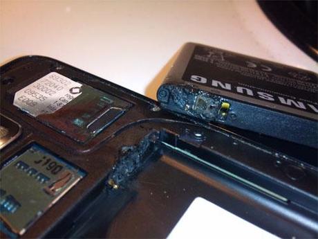 Samsung Galaxy S2 esplode e prende fuoco