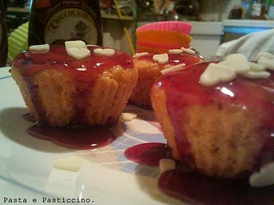 CUPCAKES AI CACHI CON TOPPING AI FRUTTI DI BOSCO