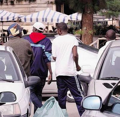 Cagliari insofferente: parcheggiatori migranti minacciano i cittadini?