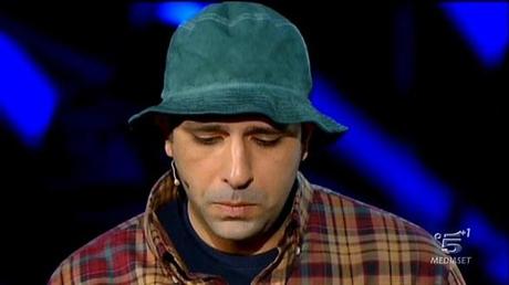 Checco Zalone fa Michele Misseri e prende in giro la Tv del dolore (qualcuno polemizza, ma non è stato lui a far diventare lo “zio” una star)