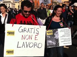 Da #nofreejobs a #gratisnotrabajo: tragici percorsi condivisi