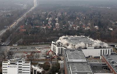 FOTO DEL GIORNO 4 DICEMBRE 2011 : ESPLODE IL TETTO DELL'ARENA DI HITLER