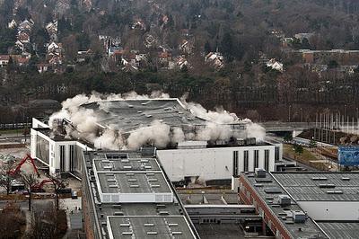 FOTO DEL GIORNO 4 DICEMBRE 2011 : ESPLODE IL TETTO DELL'ARENA DI HITLER