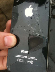 iPhone Esplosi, iPhone Rotti e da riparare, è la Mela che è marcia o i suoi utenti distratti?