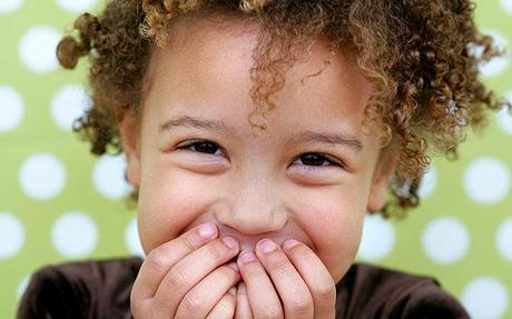 I BAMBINI CERCANO DI TIRARSI LE IDEE DAL NASO