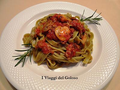 TAGLIATELLE VERDI CON SUGO DI FUNGHI E SALSICCIA