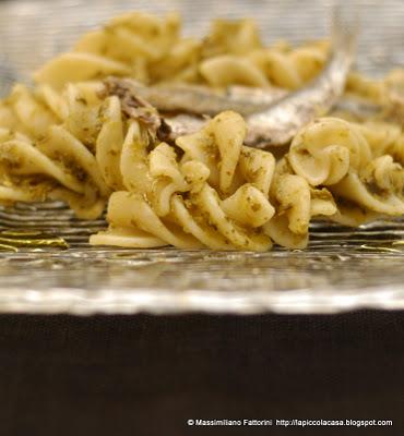 Una pasta veloce, facile e gustosa: Fusilloni detto fatto con crema di broccoletti di Anguillara e acciughe del golfo sotto sale