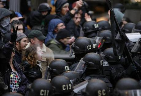 Un poliziotto usa dello spray al peperoncino contro i manifestanti di Occupy Portland